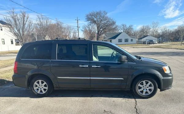 2011 Chrysler Town & Country - Image 2 of 12