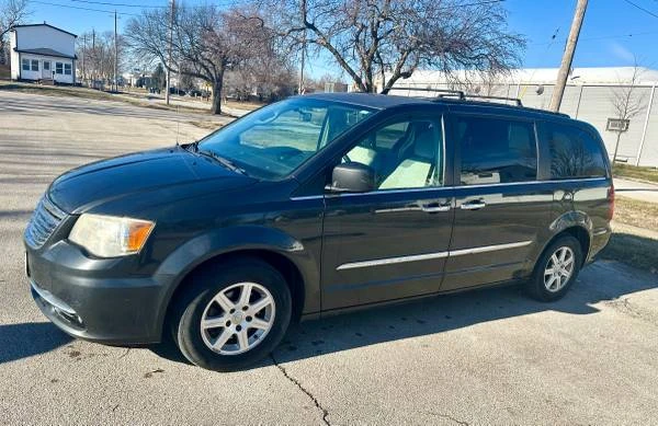 2011 Chrysler Town & Country - Image 3 of 12