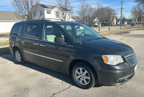 2011 Chrysler Town & Country - Image 7 of 12