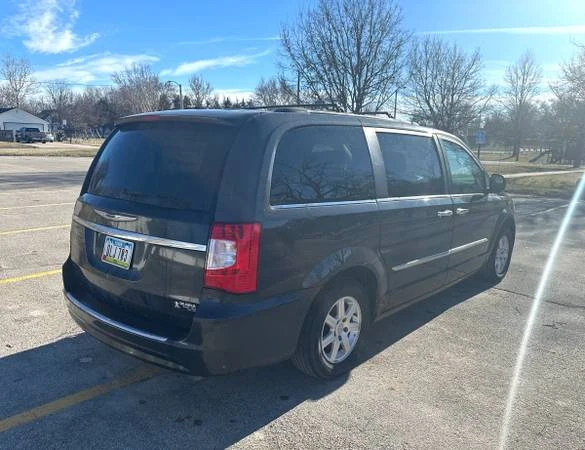 2011 Chrysler Town & Country - Image 4 of 12