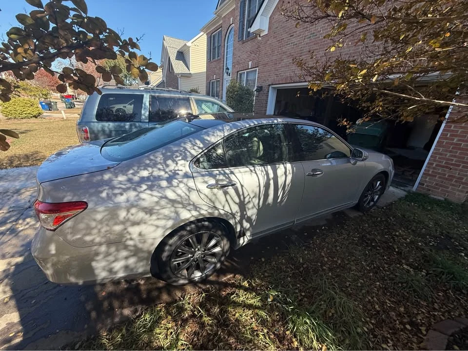 2011 Lexus ES 5th Gen - Image 4 of 4