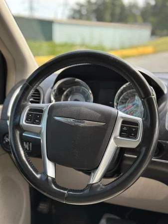 2011 Chrysler Town & Country - Image 5 of 16