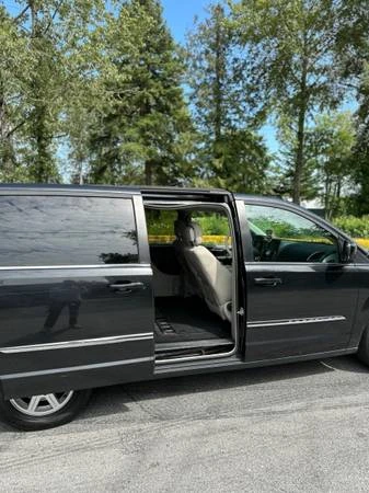 2011 Chrysler Town & Country - Image 6 of 16