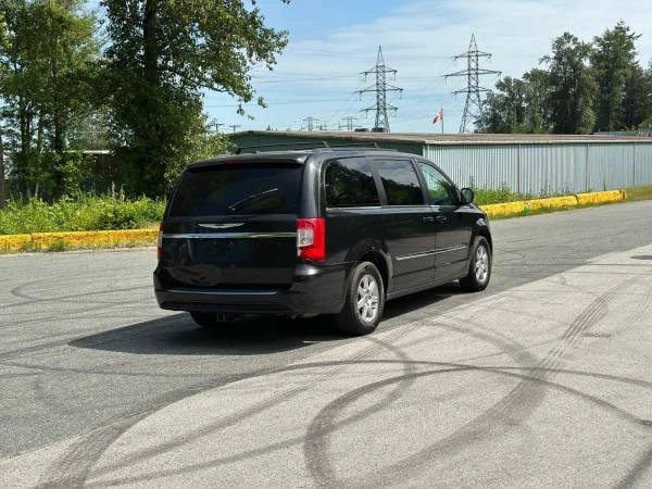 2011 Chrysler Town & Country - Image 9 of 16
