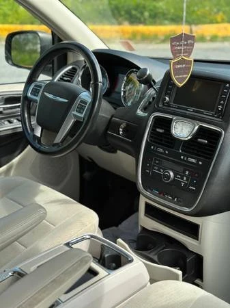 2011 Chrysler Town & Country - Image 3 of 16