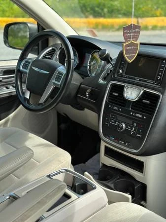 2011 Chrysler Town & Country - Image 7 of 16