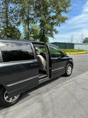2011 Chrysler Town & Country - Image 8 of 16