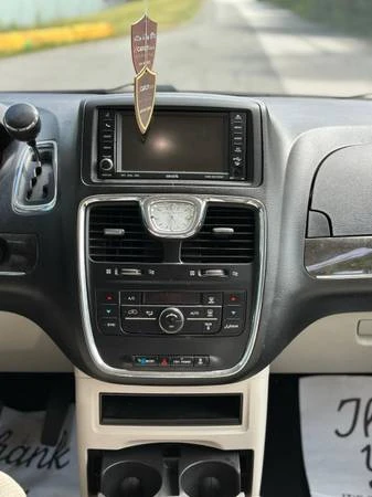 2011 Chrysler Town & Country - Image 4 of 16