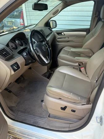 2011 Volkswagen Routan - Image 5 of 16