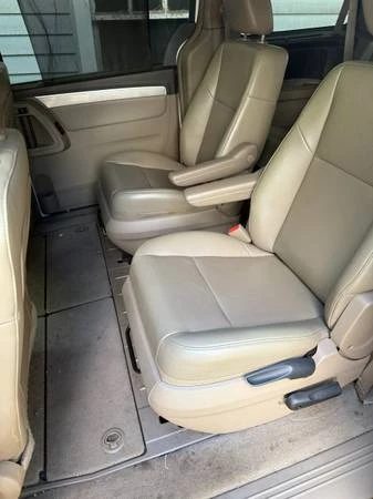 2011 Volkswagen Routan - Image 6 of 16