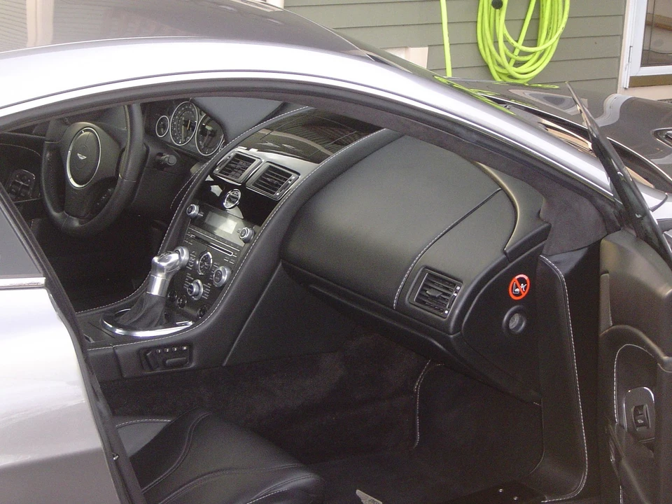 2012 Aston Martin Vantage - Image 10 of 14