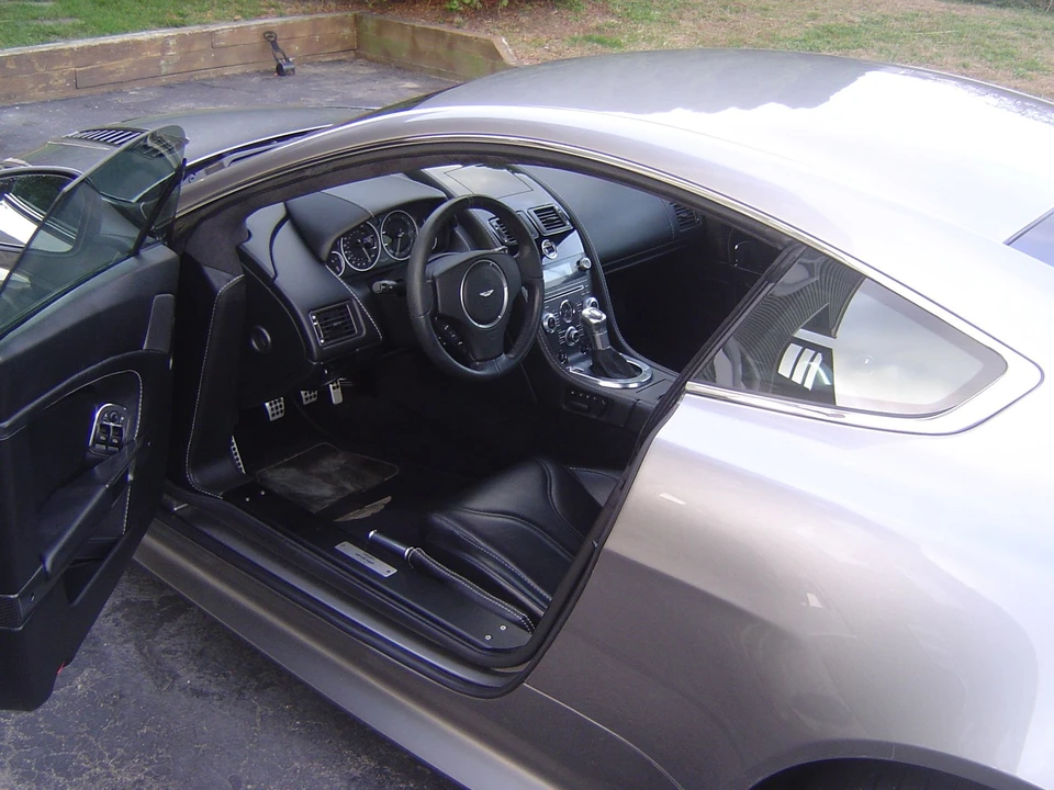 2012 Aston Martin Vantage - Image 9 of 14