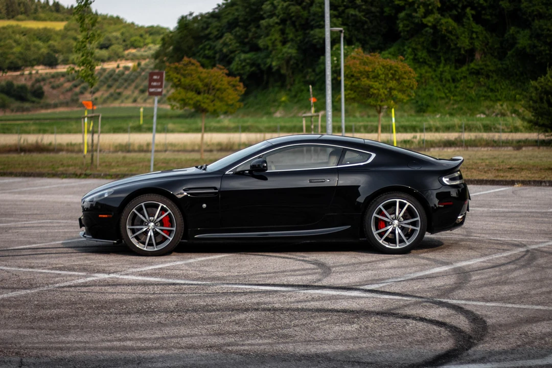 2012 Aston Martin V8 Vantage (2006-2017) - Image 8 of 31