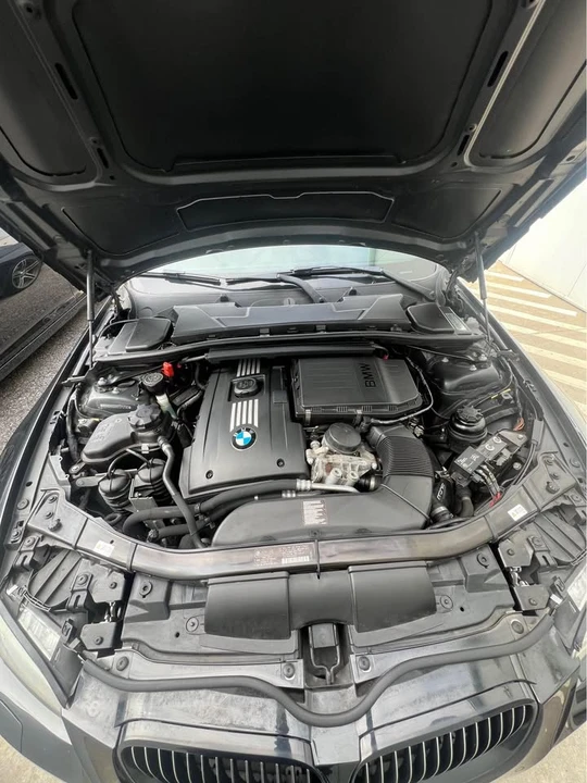 2012 BMW E93 335i Convertible - Image 10 of 11