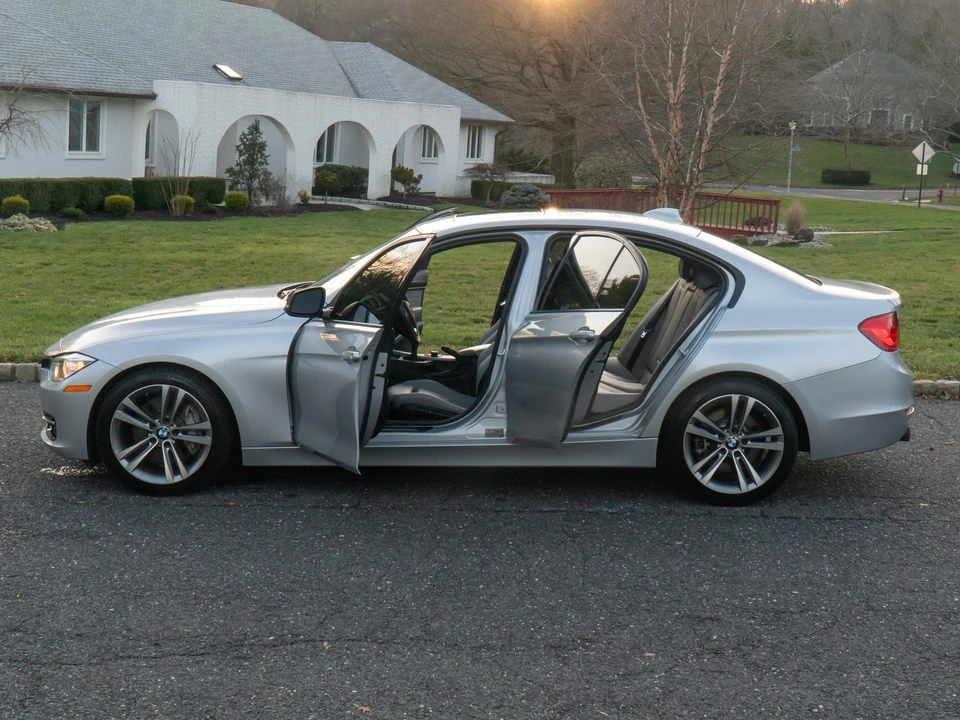 2012 BMW F30 335i & 340i Sedan - Image 27 of 31