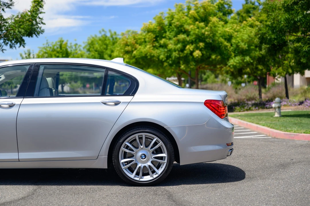 2012 BMW F01/F02 750i & 760Li Sedan - Image 27 of 31