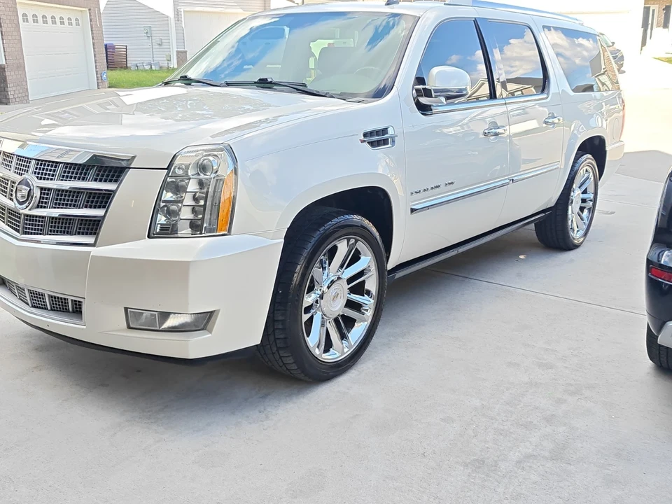 2012 Cadillac Escalade & EXT 3rd Gen - Image 3 of 19