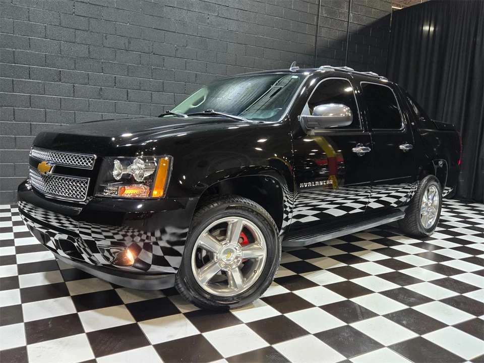2012 Chevrolet Avalanche - Image 2 of 31