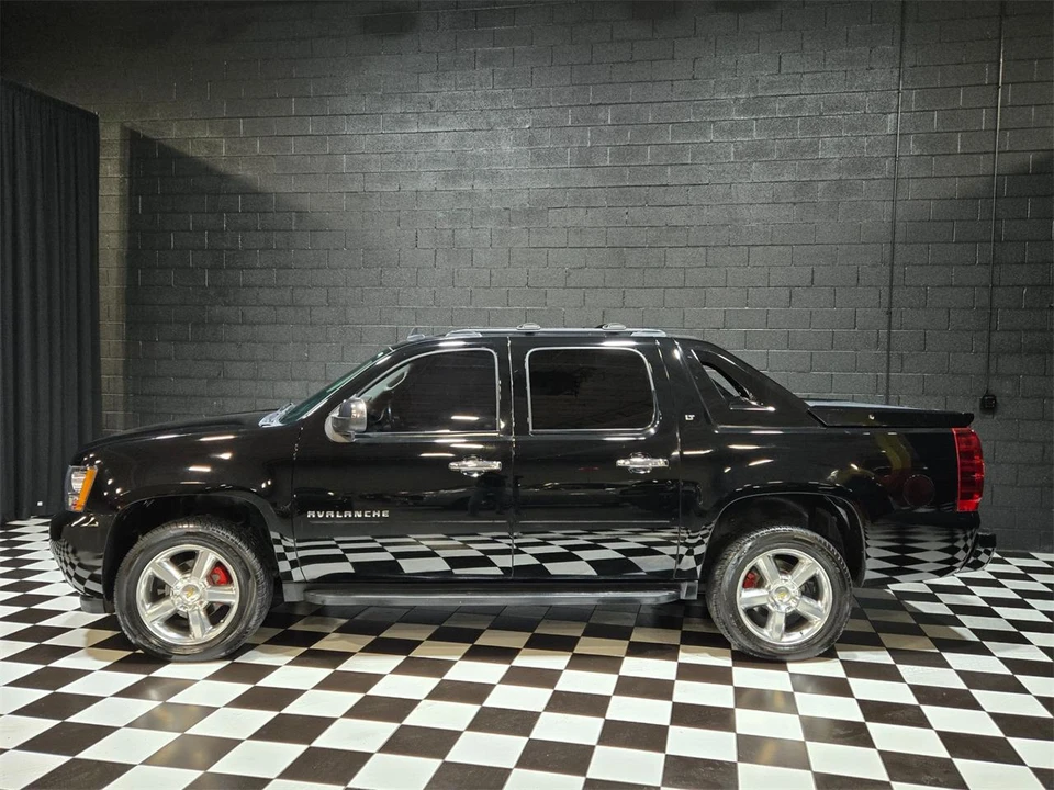 2012 Chevrolet Avalanche - Image 3 of 31