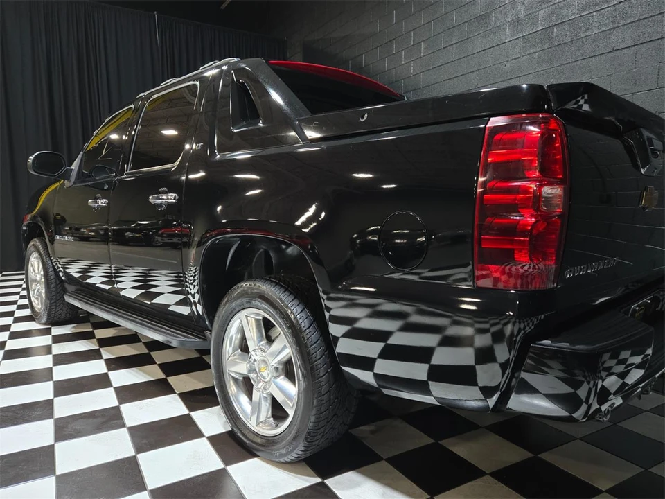 2012 Chevrolet Avalanche - Image 23 of 31