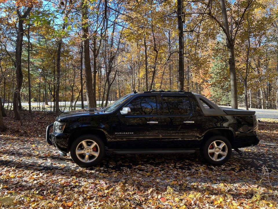 2012 Chevrolet Avalanche - Image 24 of 31