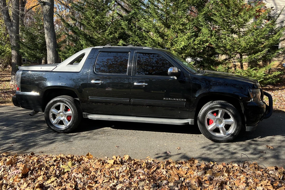 2012 Chevrolet Avalanche - Image 3 of 31