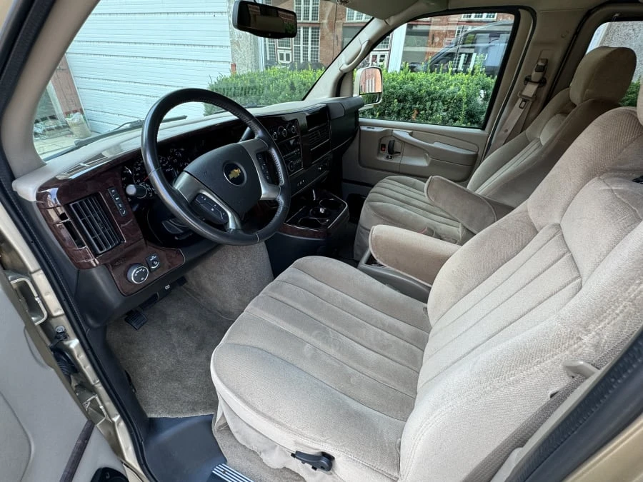 2012 Chevrolet Express - Image 5 of 17