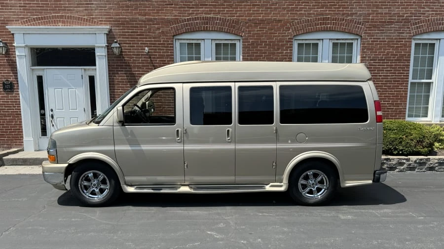2012 Chevrolet Express - Image 2 of 17