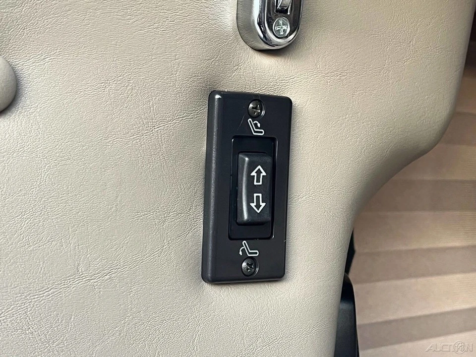 2012 Chevrolet Express - Image 14 of 21