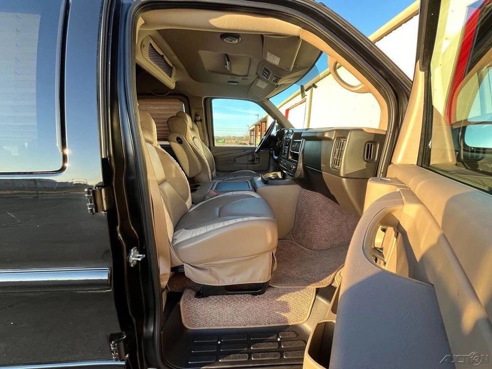 2012 Chevrolet Express - Image 11 of 21