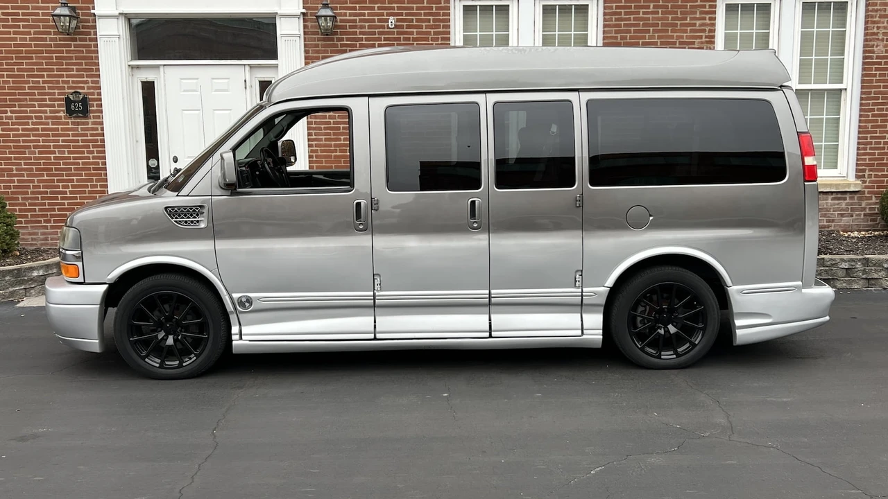 2012 Chevrolet Express - Image 2 of 12