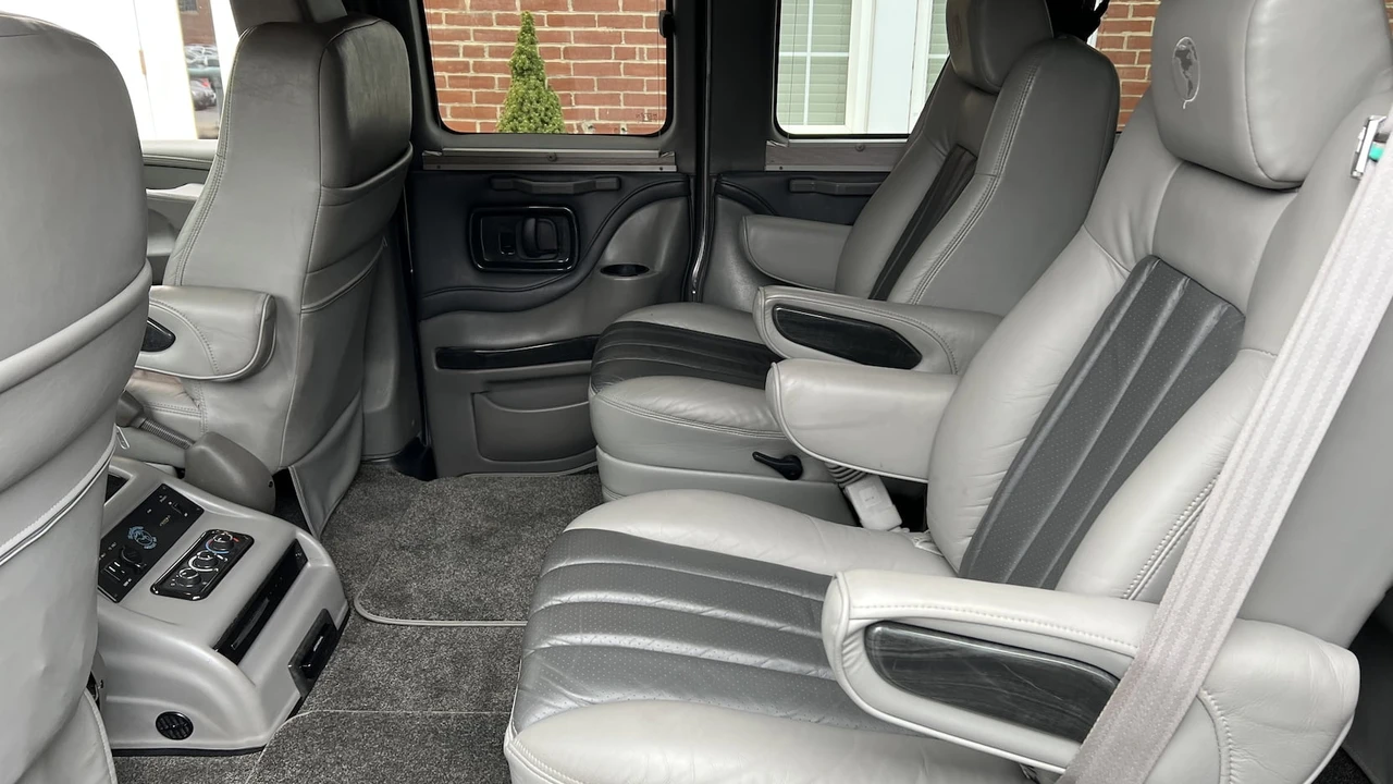 2012 Chevrolet Express - Image 5 of 12