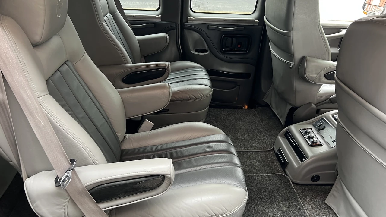 2012 Chevrolet Express - Image 10 of 12