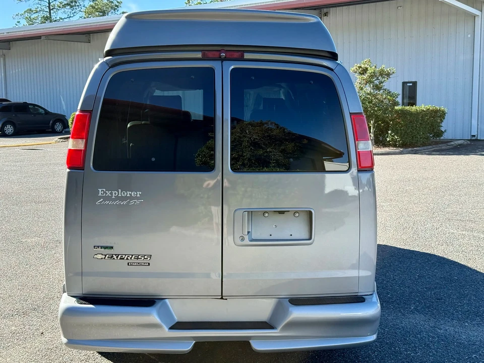 2012 Chevrolet Express - Image 10 of 21