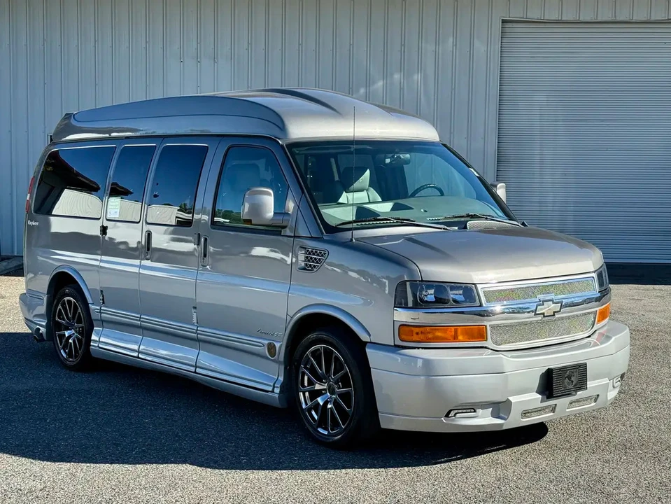 2012 Chevrolet Express - Image 16 of 21