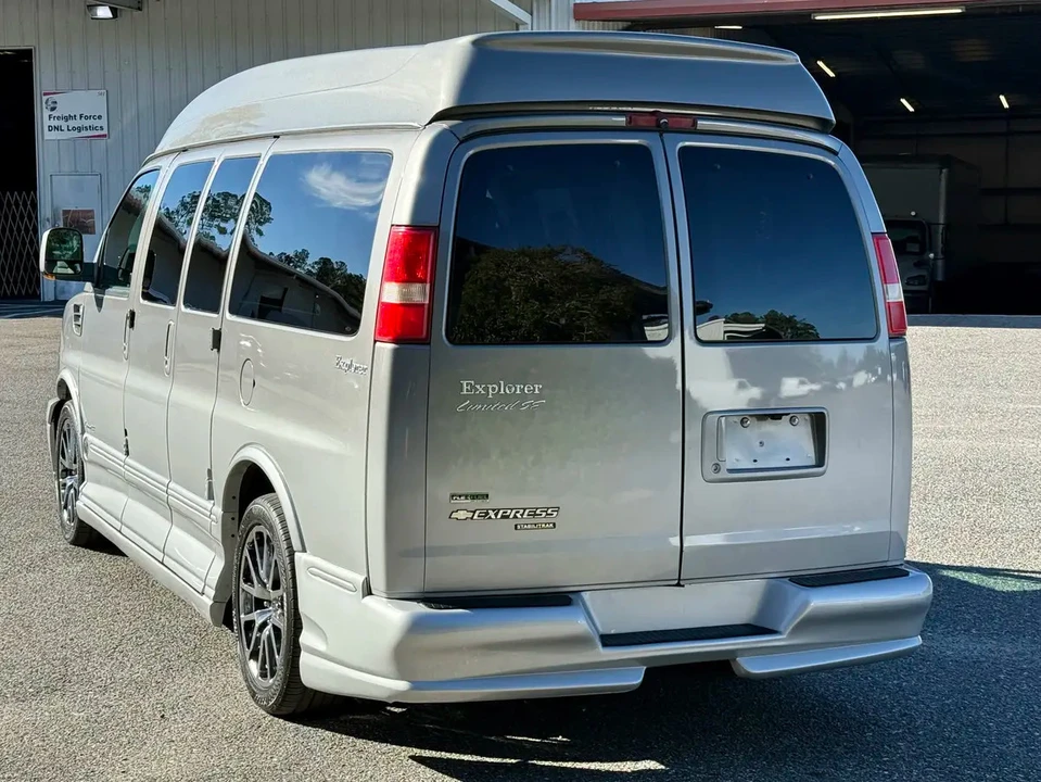 2012 Chevrolet Express - Image 9 of 21