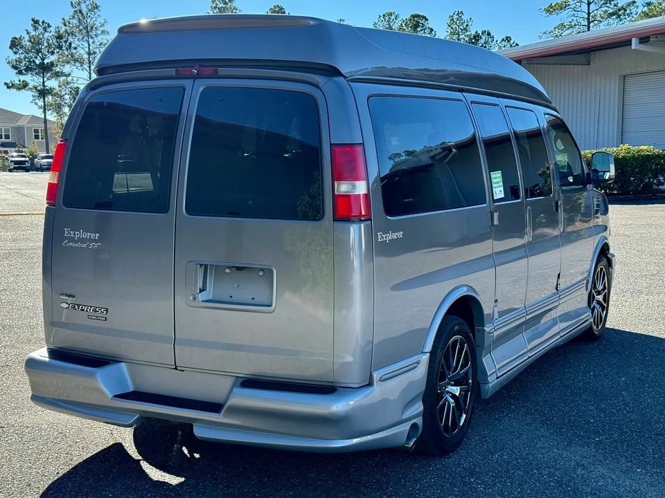 2012 Chevrolet Express - Image 11 of 21