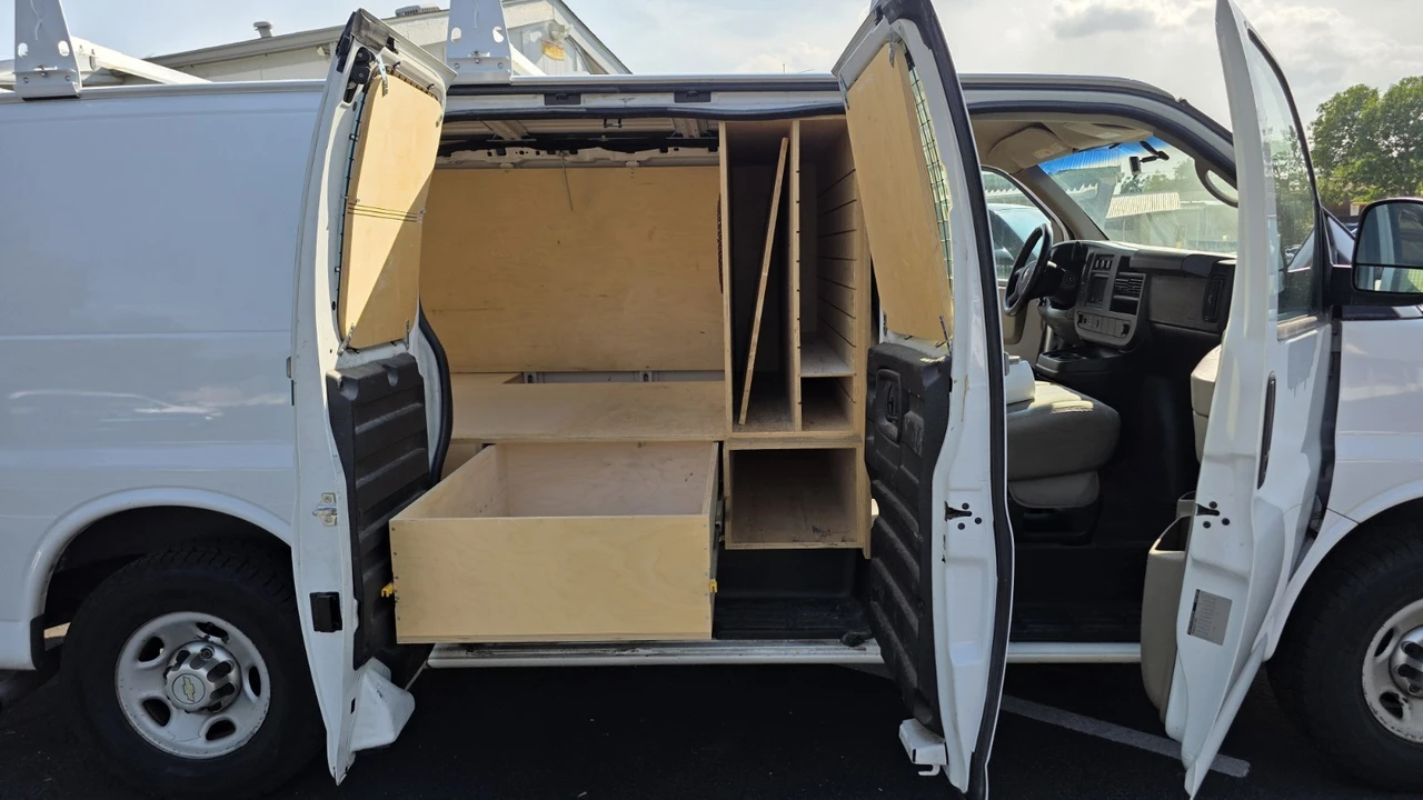 2012 Chevrolet Express - Image 8 of 17