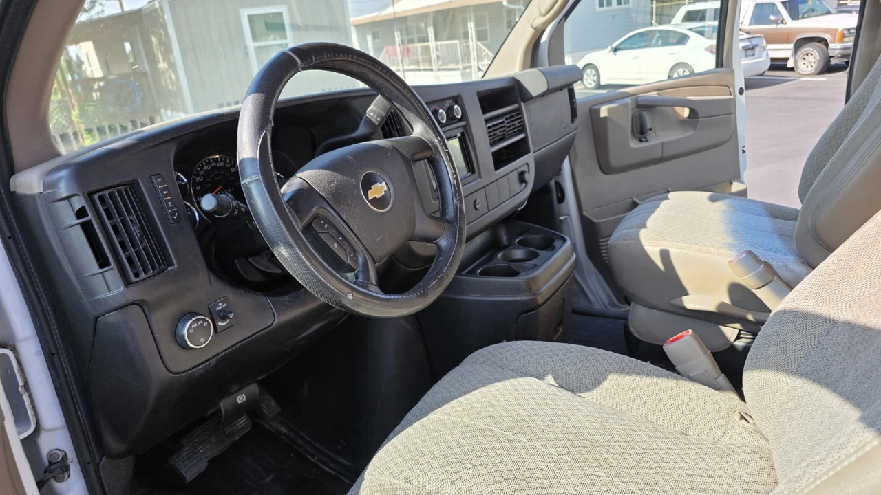 2012 Chevrolet Express - Image 16 of 17