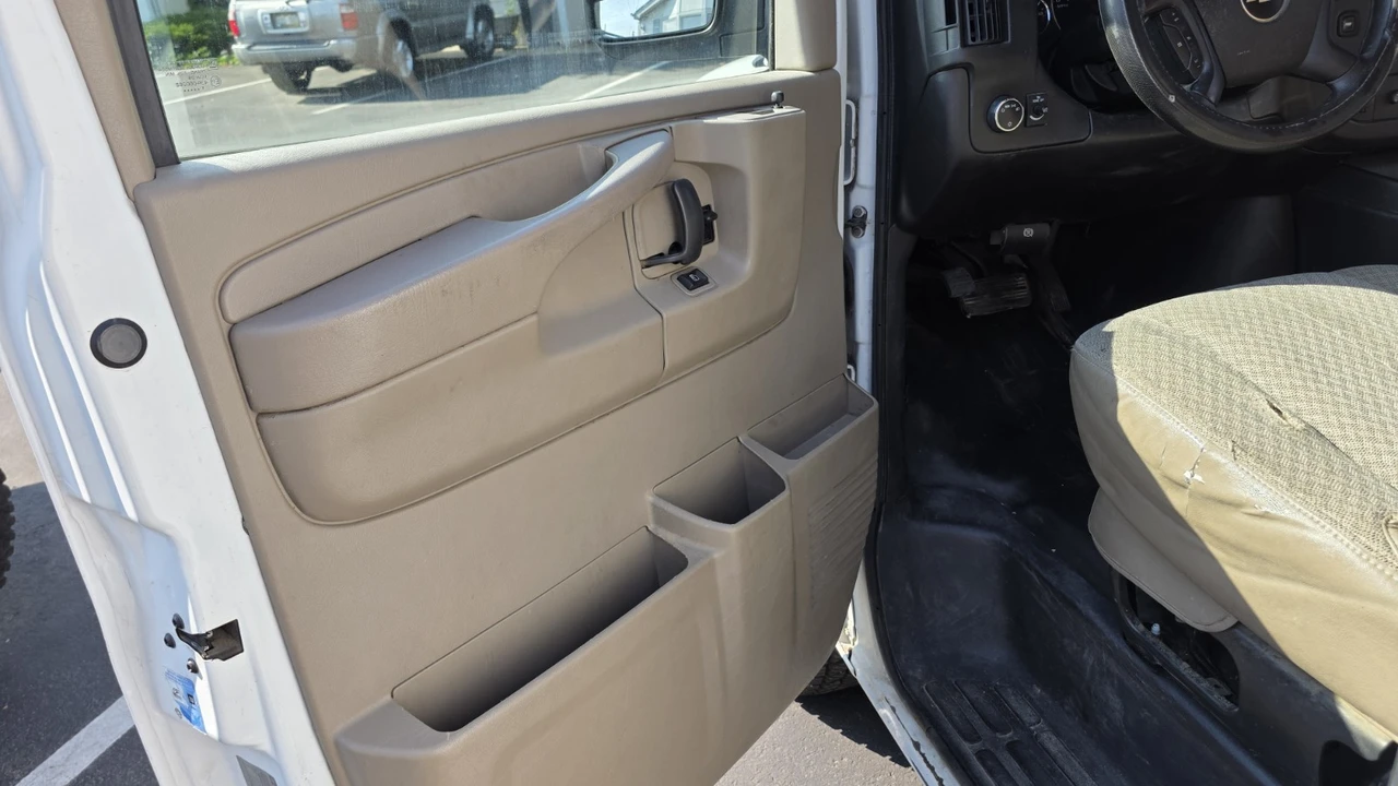 2012 Chevrolet Express - Image 17 of 17
