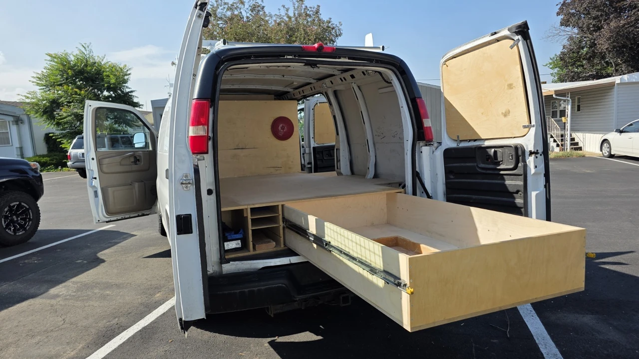 2012 Chevrolet Express - Image 6 of 17