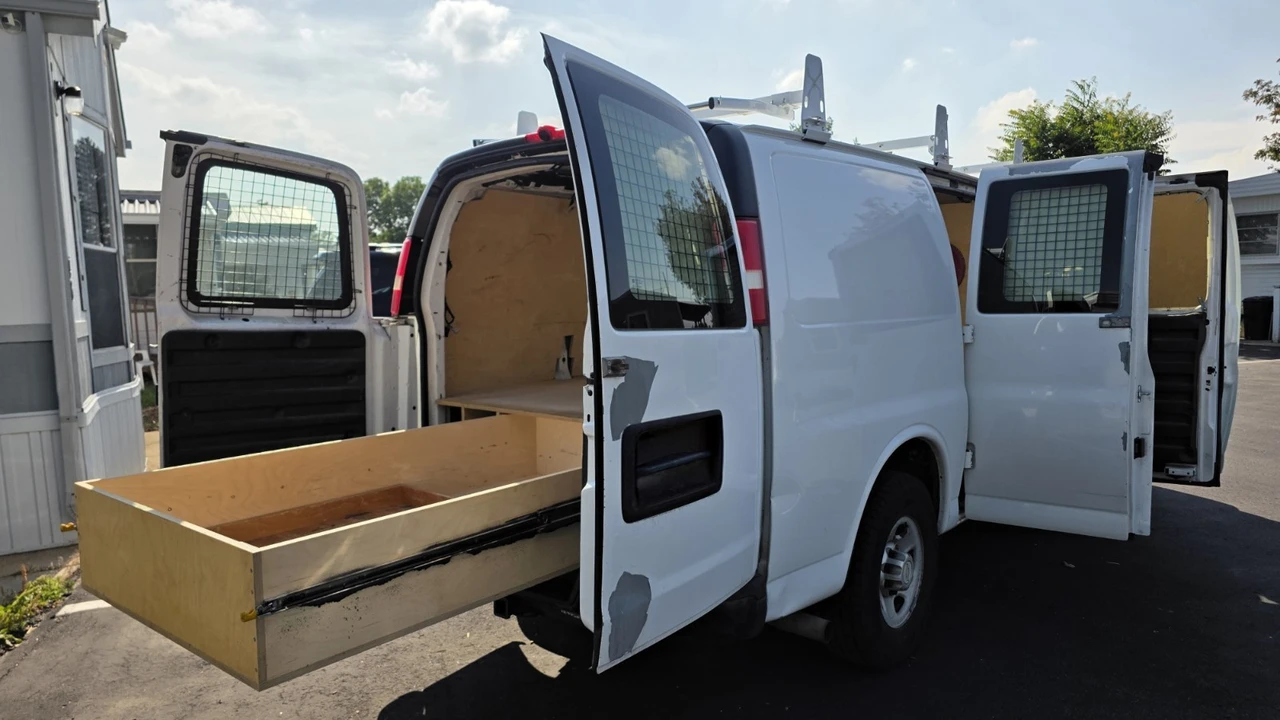 2012 Chevrolet Express - Image 5 of 17