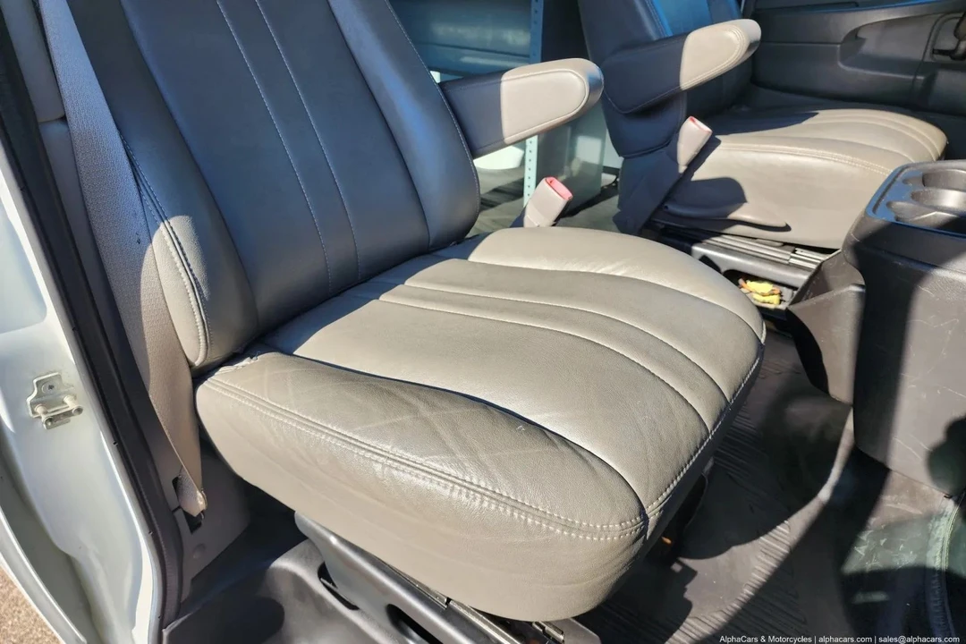 2012 Chevrolet Express - Image 19 of 21