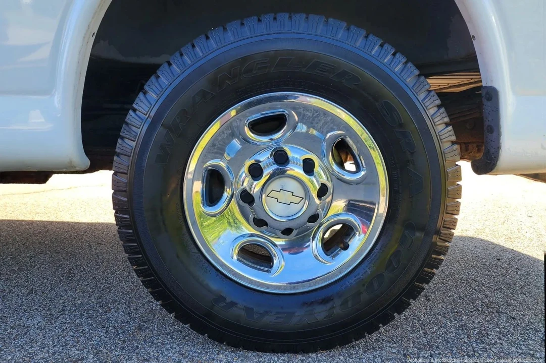 2012 Chevrolet Express - Image 10 of 21