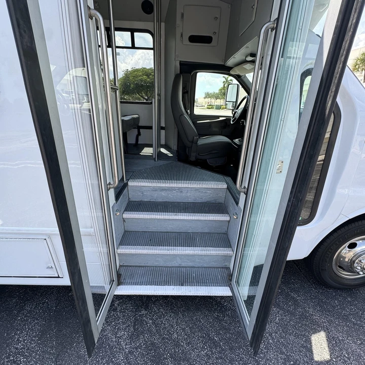 2012 Chevrolet Express - Image 11 of 12