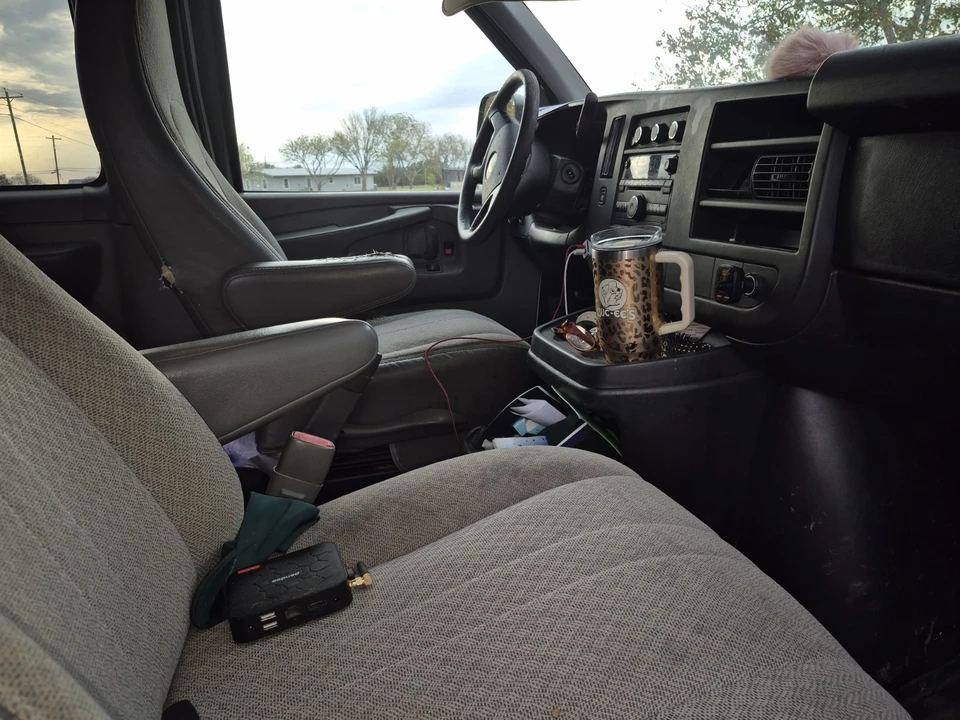 2012 Chevrolet Express - Image 9 of 10