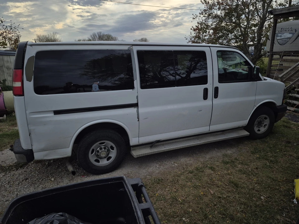 2012 Chevrolet Express - Image 2 of 10