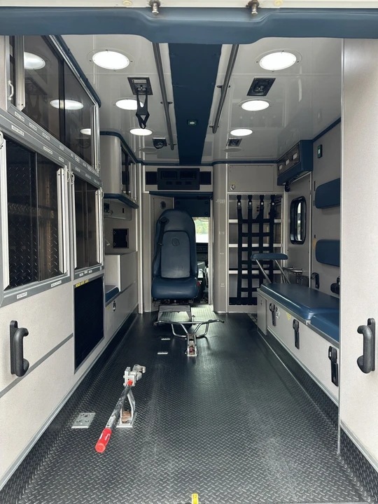 2012 Chevrolet Express - Image 5 of 9