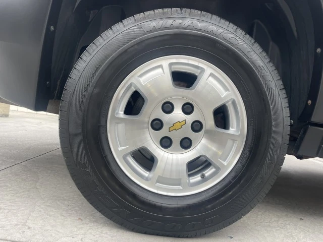 2012 Chevrolet Suburban 10th Gen - Image 21 of 31