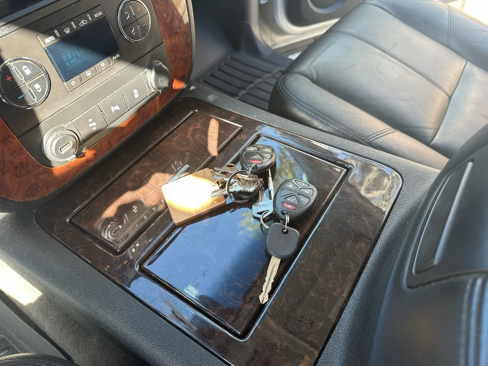 2012 Chevrolet Suburban 10th Gen - Image 2 of 18